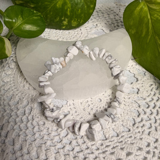 Howlite chip bracelet
