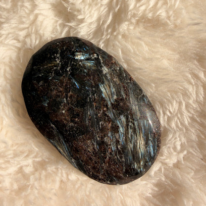 Arfvedsonite Palm Stones