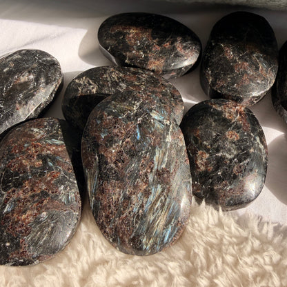 Arfvedsonite Palm Stones
